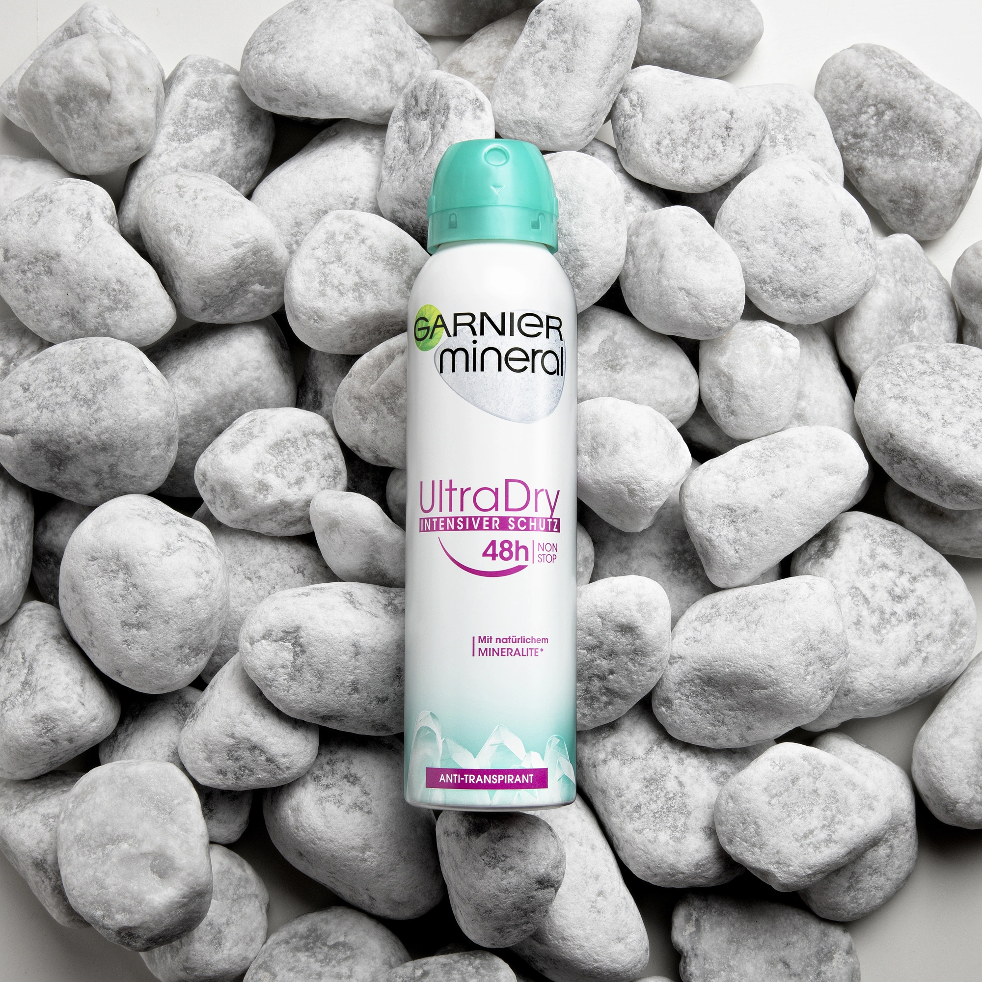 GARNIER_MINERAL_Ultra_Dry_Intensiver_Schutz_48H_Flatlay_2000_2000